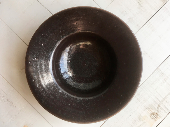 《器》リム深皿　20.9cm（鉄釉）［J-08] 4枚目の画像