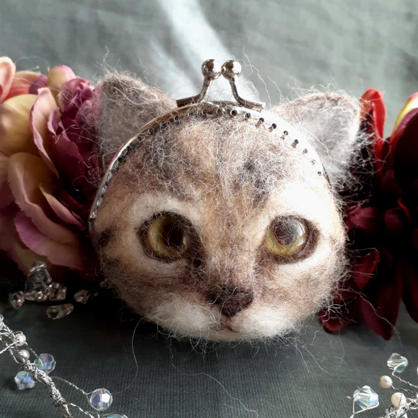 羊毛フェルト　がま口ホルダー　ブローチ　ハンドメイド