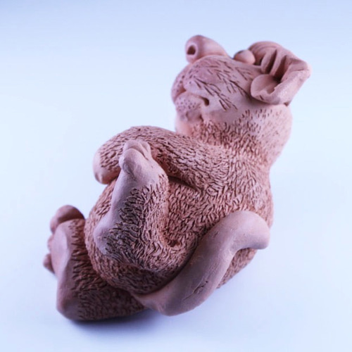 寝転ぶ猫 素焼き粘土 動物 人形 ドール 立体・オブジェ Lara-A-Ant