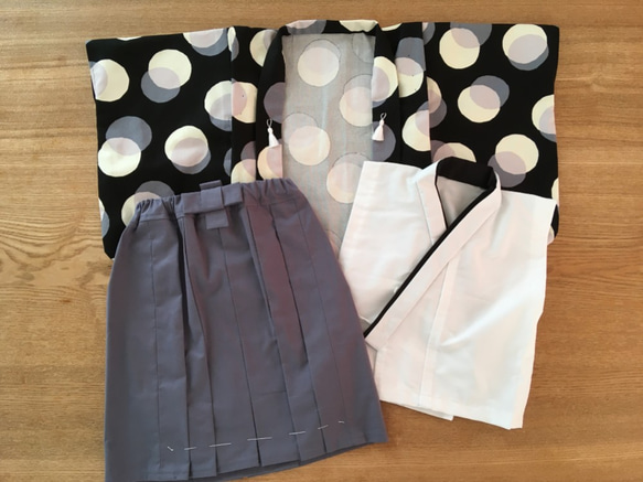 【完成品】80ｃｍ　男の子　黒　丸羽織＆ねずみ色袴風ロングスカート 3枚目の画像