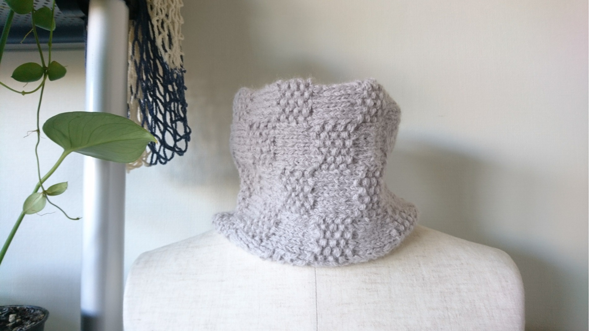 【再販売】ベビーアルパカ100%の手編みスヌード ＊stone ＊格子柄