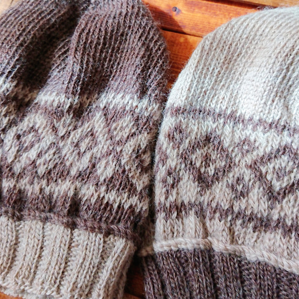 冬の新作 ウール100％ ナチュラルカラーの編み込み模様ニット帽 5枚目の画像