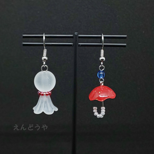 赤い傘とてるてる坊主のピアス ピアス（フック・チェーン） まめ 通販 