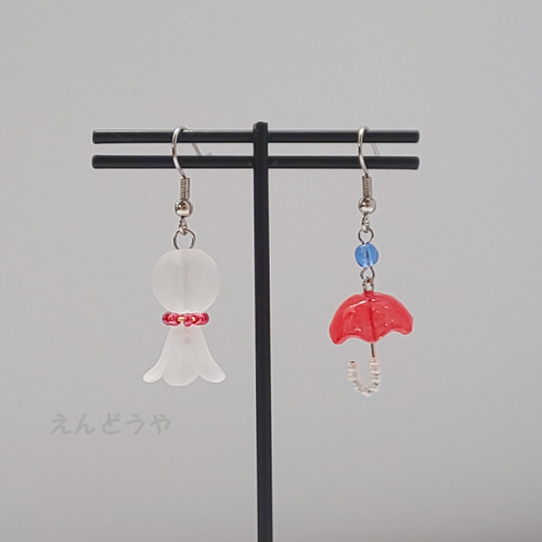 赤い傘とてるてる坊主のピアス ピアス（フック・チェーン） まめ 通販 