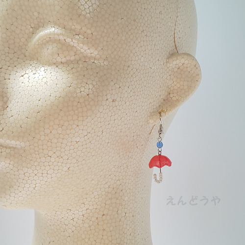 赤い傘とてるてる坊主のピアス ピアス（フック・チェーン） まめ 通販 