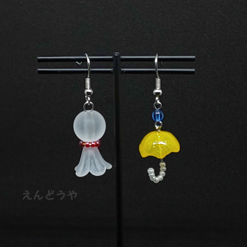 黄色い傘とてるてる坊主のピアス ピアス（フック・チェーン） まめ 