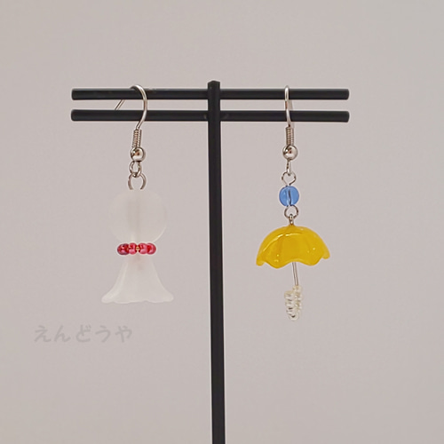 黄色い傘とてるてる坊主のピアス ピアス（フック・チェーン） まめ 