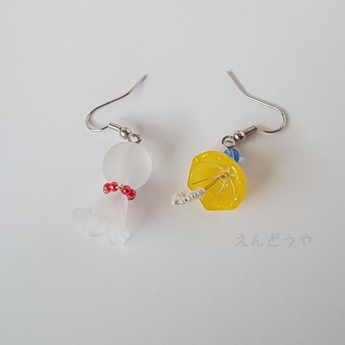 黄色い傘とてるてる坊主のピアス ピアス（フック・チェーン） まめ 