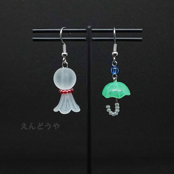 緑色の傘とてるてる坊主のピアス ピアス（フック・チェーン） まめ 