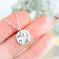 小さな花のスターリングシルバーペンダント（両面に着用でき、シンプル