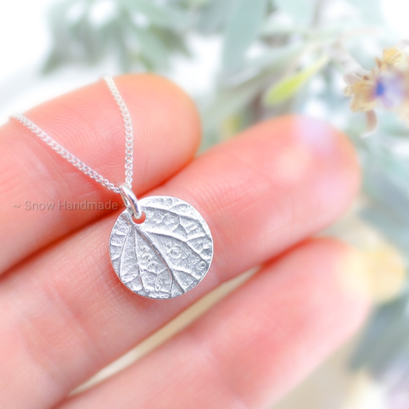 小花朵純銀吊墜 (可雙面配戴, 簡潔可愛, 用真實的小花朵和葉子拓印) 第2張的照片