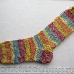 カラフルな手編みの靴下 1枚目の画像