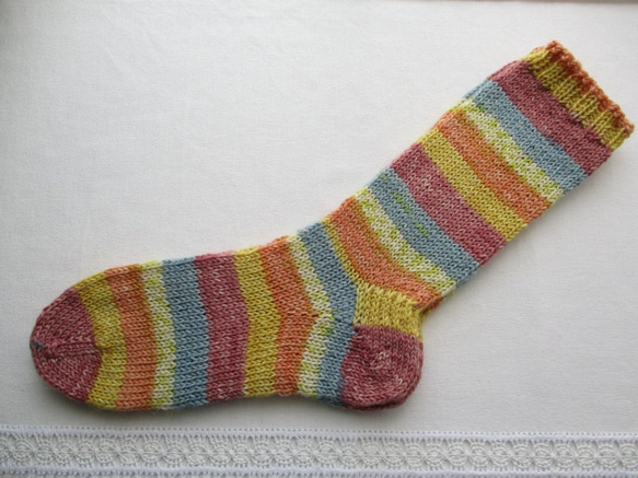 カラフルな手編みの靴下 1枚目の画像