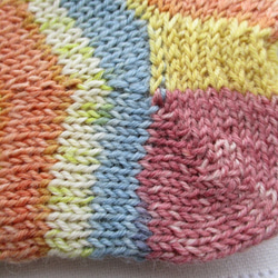 カラフルな手編みの靴下 3枚目の画像