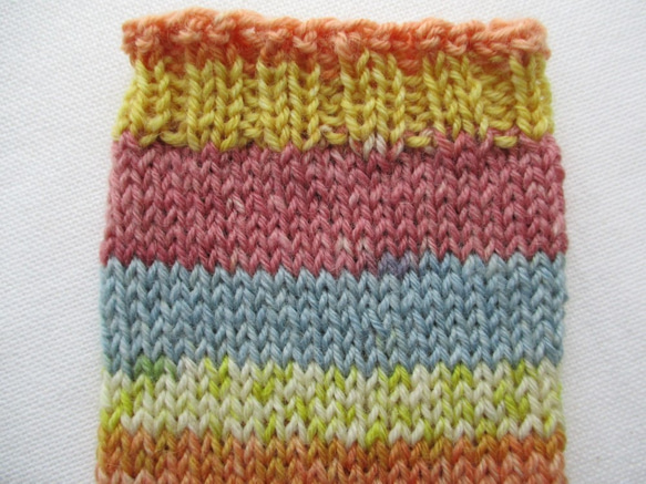 カラフルな手編みの靴下 4枚目の画像