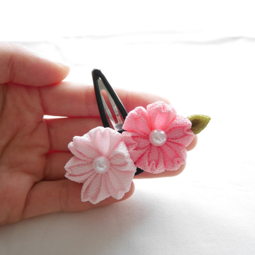 八重桜とうさぎのパッチンクリップ＊つまみ細工 ベビークリップ