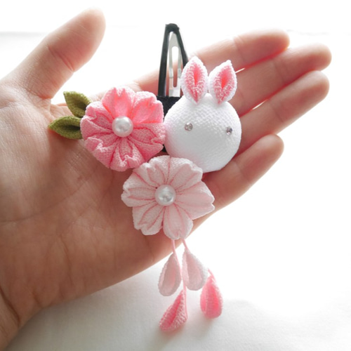 八重桜とうさぎのパッチンクリップ＊つまみ細工 ベビークリップ