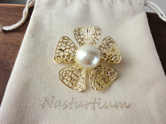 arabesque　brooch　(cotton  pearl) 1枚目の画像