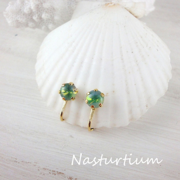 Vintage czech glass earrings【Green】 1枚目の画像