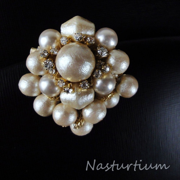cotton pearl  brooch 1枚目の画像