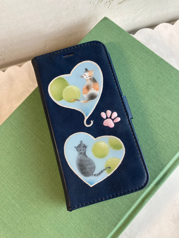 スマホケース　猫と肉球　ネイビー　トールペイント 1枚目の画像