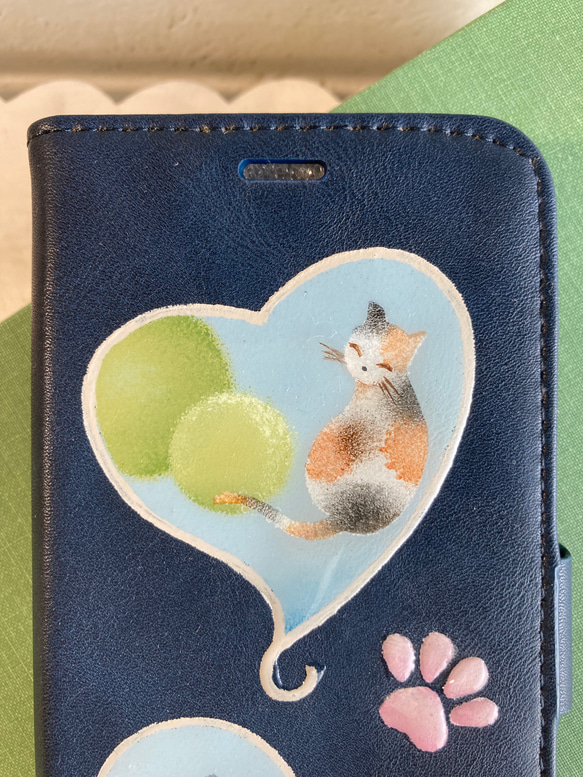 スマホケース　猫と肉球　ネイビー　トールペイント 2枚目の画像