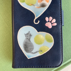 スマホケース　猫と肉球　ネイビー　トールペイント 3枚目の画像