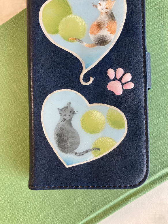 スマホケース　猫と肉球　ネイビー　トールペイント 3枚目の画像