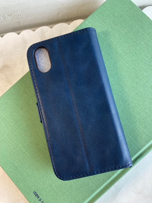 スマホケース　猫と肉球　ネイビー　トールペイント 5枚目の画像