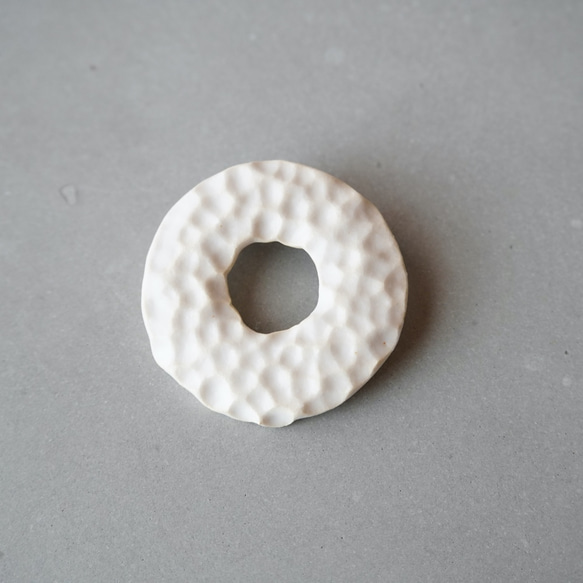 【陶器】サークル凹凸ブローチ ホワイト 2枚目の画像