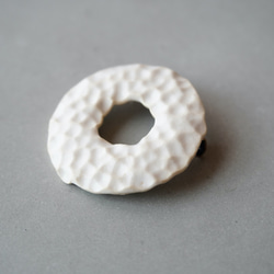 【陶器】サークル凹凸ブローチ ホワイト 3枚目の画像