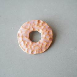 【陶器】サークル凹凸ブローチ ピンク 2枚目の画像