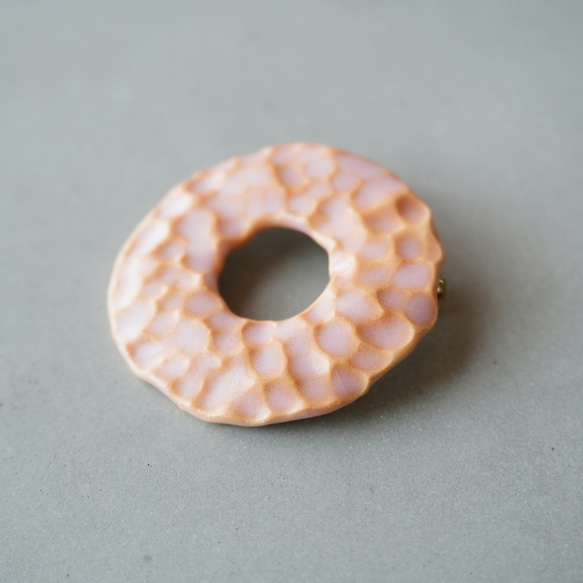 【陶器】サークル凹凸ブローチ ピンク 3枚目の画像