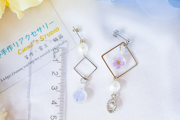 【現貨】「Jo」-不對稱造型真花珍珠垂墜式耳環（紫色小花款） 第4張的照片