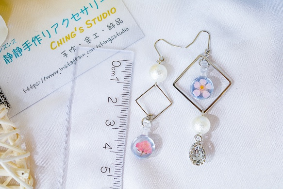 【現貨】「Jo」-不對稱造型真花珍珠垂墜式耳環（粉色小花款） 第4張的照片