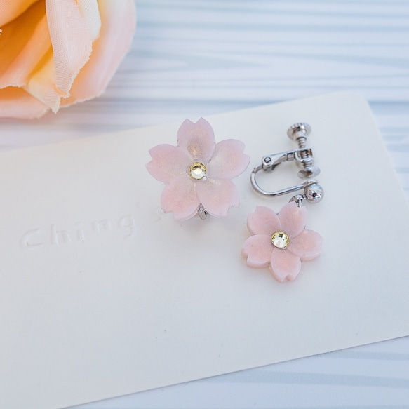 「小櫻」-櫻花造型不對稱設計耳環 第5張的照片