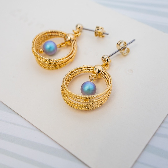 【公益款】金屬線圈藍色珍珠耳環 第4張的照片
