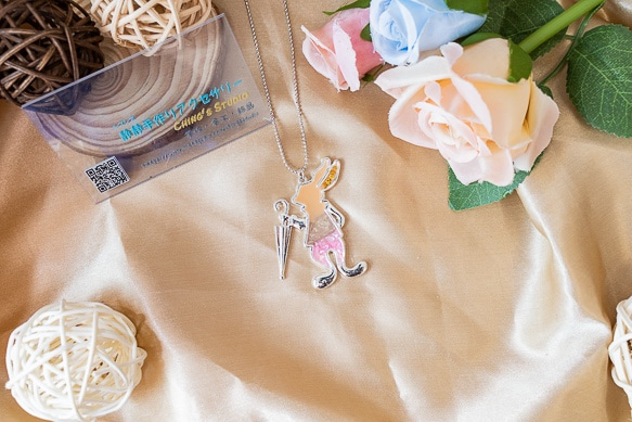 「兔子公爵」-拼貼彩色貝殼水鑽兔子造型項鍊 第5張的照片