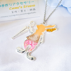 【現貨】「兔子公爵」-拼貼彩色貝殼水鑽兔子造型項鍊（粉橘色兔子款） 第3張的照片