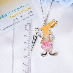 【現貨】「兔子公爵」-拼貼彩色貝殼水鑽兔子造型項鍊（粉橘色兔子款） 第4張的照片