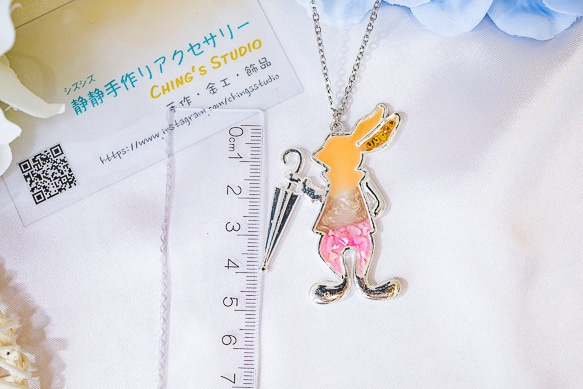 【現貨】「兔子公爵」-拼貼彩色貝殼水鑽兔子造型項鍊（粉橘色兔子款） 第4張的照片