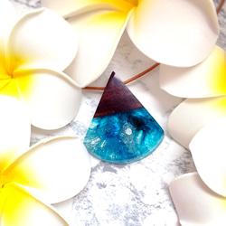 ハワイのウッドレジン〜神秘的な世界『ブルーハワイ』末広がりデザインネックレス 1枚目の画像