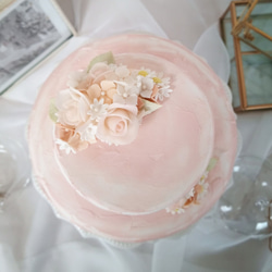 小花とピンクのバラのクレイケーキ 1枚目の画像