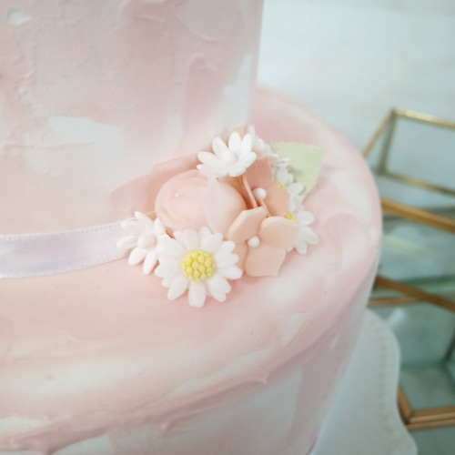 小花とピンクのバラのクレイケーキ 小花とピンクのバラのクレイケーキ その他オーダーメイド hanano