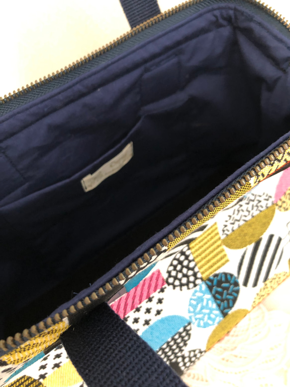 フランスのジャガード織りSAFECOのサークルパターンを使用したカパっと開閉軽量ボストンバッグ 5枚目の画像