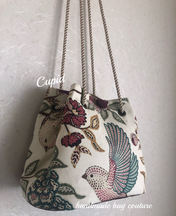 再販！イギリス アイリブ 鳥と花柄の生地を使ったお洒落２Way軽量巾着バッグ（アイボリー） 1枚目の画像