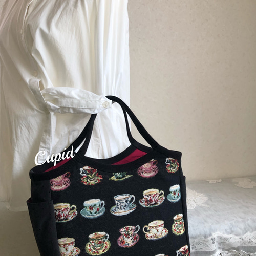 ヨーロッパ輸入 可愛いティーカップ柄（黒土台）を使った