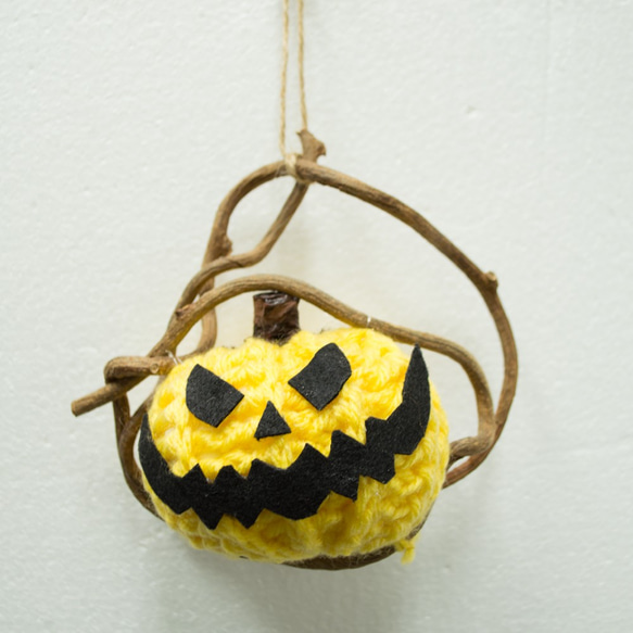 ハロウィン 手編みかぼちゃツル付き  玄関飾り 季節物 3枚目の画像