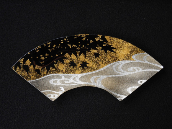 金彩工芸　金彩ガラス皿　扇形「紅葉に流水」　秋 6枚目の画像