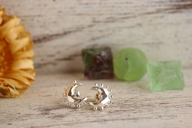 silver つぶつぶ夢見る月のピアス